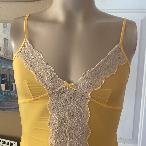 Victoria’s Secret chemise - Picture 2 of 10